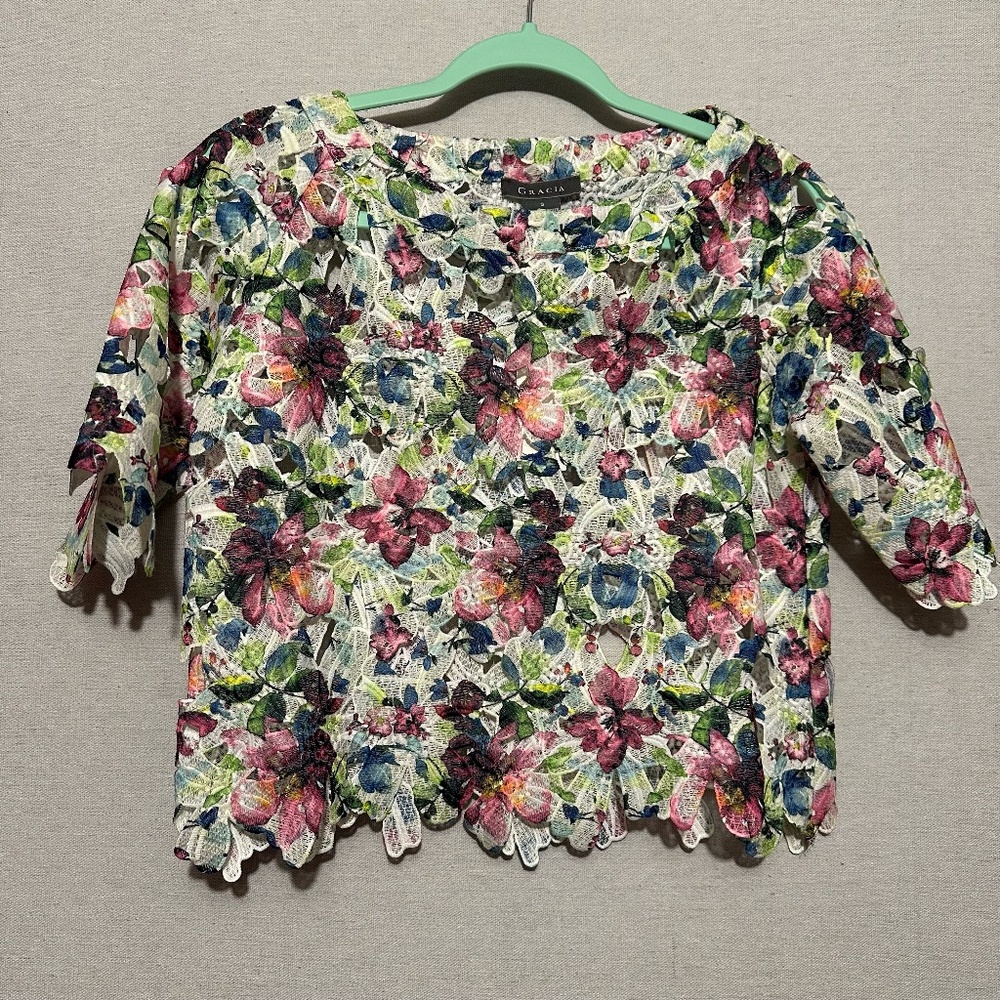 NWT Gracia floral cutout top - size S